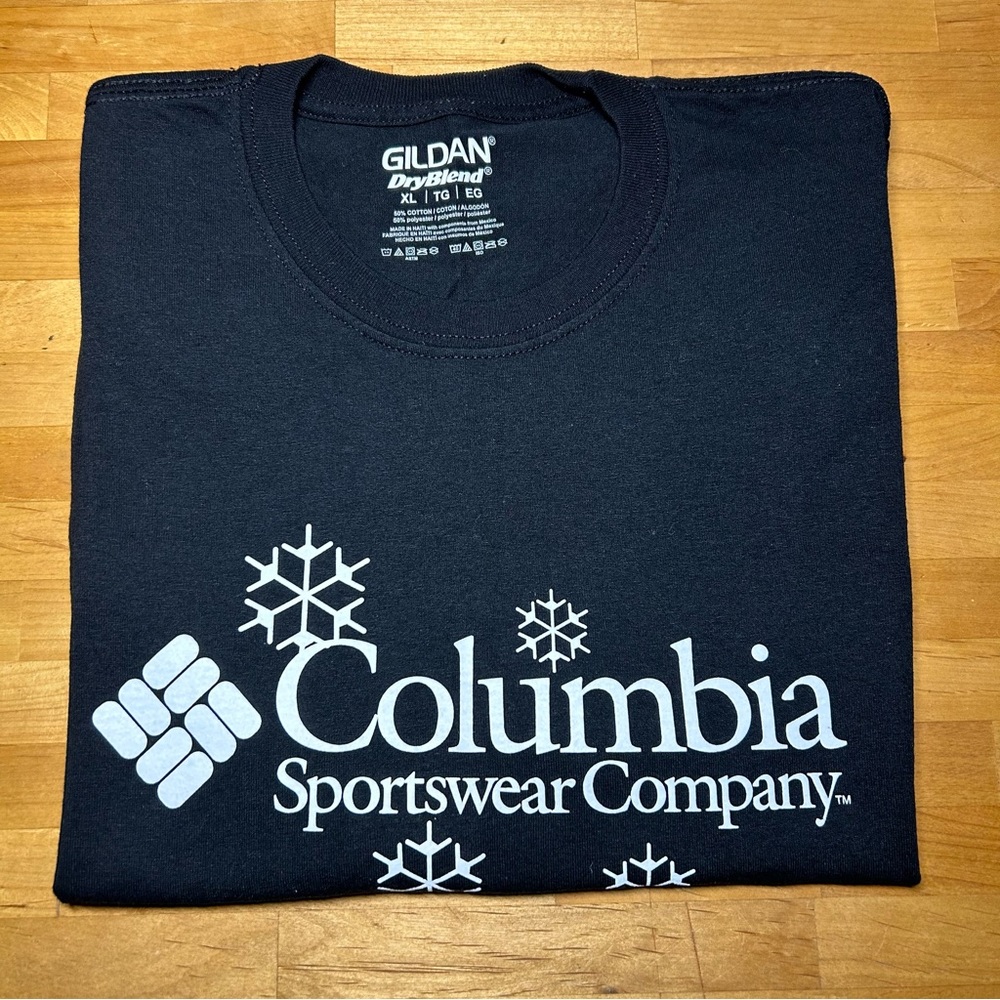 Festive Black Columbia Crewneck T-Shirt with Snowflakes. Womens XXL